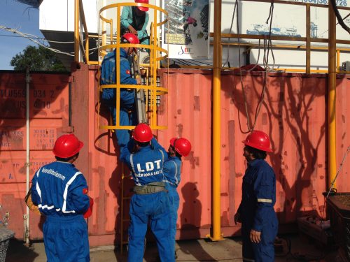 Huấn luyện an toàn trong không gian hạn chế Huấn luyện an toàn trong không gian hạn chế