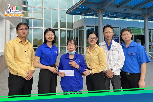 tặng quà cho các cụ thương bình ở vũng tàu