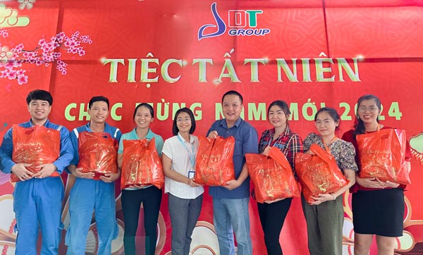 tặng quà tết cho cán bộ nhân viên